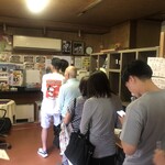 山口屋 - 店内でも行列。