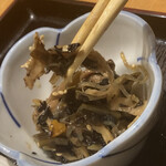 丸新 - 「アジたっぷり丼」(税込1,880円)の一品料理を箸上げ撮影