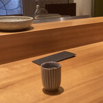 丸新 - 内観(カウンター席上の湯呑み(お茶))