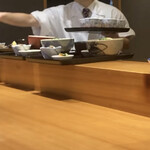 丸新 - カウンター席上では､次々に出来上がってくる料理の様子が大変よく見えます｡