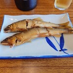 岡部ヤナ - ◯鮎の甘露煮
普通、甘露煮は1匹のお店ばかりだけど
このお店は、鮎が2匹いるなあ❗️

色的に煮方が足りない感じはしていたけれど
試しに頭からかぶりついてみたら、、、