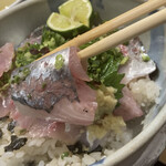 丸新 - 「アジたっぷり丼」(税込1,880円) ※箸上げ撮影