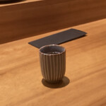 丸新 - カウンター席上の湯呑み(お茶)