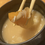 丸新 - 「アジたっぷり丼」(税込1,880円)の味噌汁を箸上げ撮影