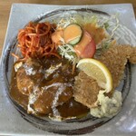 キッチン彩 - 日替わりセット（1150円、ビーフカレーソースの煮込みハンバーグ、白身魚フライ）