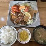 キッチン彩 - 料理写真:日替わりセット（1150円、ビーフカレーソースの煮込みハンバーグ、白身魚フライ）