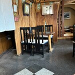 吟八亭 やざ和 - テーブル席の奥に座敷有り