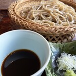 吟八亭 やざ和 - そば猪口に汁を注ぎ