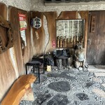 吟八亭 やざ和 - 1階は待合室的な感じかな