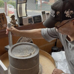 吟八亭 やざ和 - 店主 手挽きしながら 歌い始めた ファンキーだ‼️