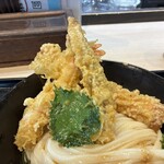 本格手打うどん 大河 - えびの手前が鶏天。