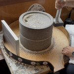 吟八亭 やざ和 - 店主 石臼で手挽き中 写真撮らせて貰いました