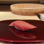 鮨 あお - 鮪赤身 軽く漬け
      ここ最近、鮪も次第に味が良くなる傾向が見受けられるようになりました♪