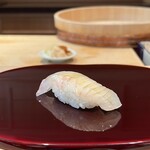 鮨 あお - ヒラメ
      一貫目は白身魚のヒラメ、肉厚に切られたムッチリとした食感が心地良い事！
      酸がピシッと効いたシャリが淡白なヒラメの強い旨みを引き立て見事な重なりです♪