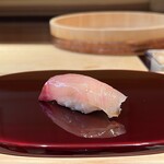 鮨 あお - シマアジ
      青魚独特の旨みがやはり岡崎さんのシャリと見事な重なり、食感良くこれも美味！