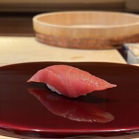 鮨 あお - 鮪赤身 軽く漬け
                      ここ最近、鮪も次第に味が良くなる傾向が見受けられるようになりました♪