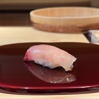 鮨 あお - シマアジ
                    青魚独特の旨みがやはり岡崎さんのシャリと見事な重なり、食感良くこれも美味！