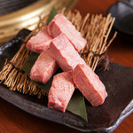 韓食房 おんどる - 料理写真:厚切り牛タン。根元の柔らかい部分を厚切りにした一品。豪快に焼いてほしいです。