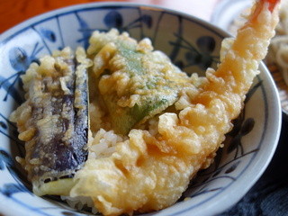 Hikoichi - ミニ天丼の天麩羅は三種（単品だと\350）。