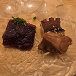 すしやのたい悟 - 左が、にたりくじら漬け、右が真蛸の桜煮