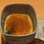 すしやのたい悟 - 新物いくらの茶碗蒸し、中には北寄貝と百合根が入ってます。