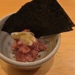 すしやのたい悟 - 本鮪にエシャロットを合えて、海苔巻きにして頂きます。