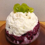 京氷菓 つらら - パープルシロップをかけ、その上に、ゴンゴゾーラシロップ、カットされたシャインマスカットが並べられている～!!( ^o^)ﾉ 