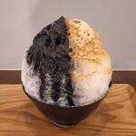 京の氷屋 さわ - 氷に黒ごまときなこのシロップが半々にかけられていて、出てきた時に、黒ごまときなこの香りを強く感じた～!! かき氷で香りを感じたのは初めて～!!( ^o^)ﾉ 