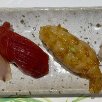 鮨 神戸まつもと - エビが旨い。右端は雲丹をイカで巻いてる。珍しいね。味は普通。