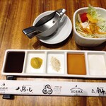 串カツとワイン 揚八 東急プラザ銀座店 - 揚八ランチのサラダとソースセット