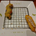 串カツとワイン 揚八 - 追加の鶏肉のアンチョビソースと海老の紫蘇巻