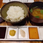 串カツとワイン 揚八 東急プラザ銀座店 - 揚八ランチのごはんと豆腐とわかめと三つ葉のお味噌汁とお新香3種盛