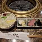 黒家 上野町店 - 前菜とサラダが最初に出てきます