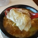 ワンタンメンの満月 - ワンタンは超薄皮 べろーんって感じ