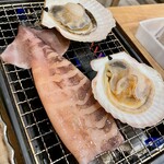 磯丸水産 - 浜焼きセット@2,749のイカとホタテ