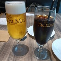 ダルマット 六本木ヒルズ店 - 生ビール　税込990円　アイスコーヒー　税込660円
