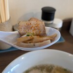 La La Gottsuo - チャーシューにメンマ、ネギ、一味唐辛子　うんま～い