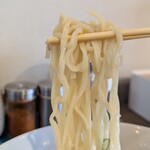 La La Gottsuo - やや丸みを帯びた中太麺