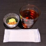 三日月氷菓店 - 最初に出てきた熱いお茶とお菓子〜!!( ^o^)ﾉ