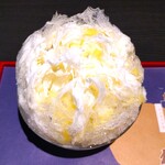 三日月氷菓店 - ヨーグルトソースをかけるとヨーグルトの風味、酸味が絡んで甘酸っぱさがほんの少し強調され、素材の甘さと絡み合ってシンプルに美味しい～!!( ^o^)ﾉ