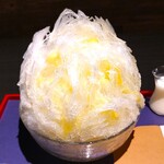 三日月氷菓店 - パイン色のシロップがかかっているかき氷～!! 食べると、パイン独特のほんのり甘酸っぱくって、トロピカルな香りと甘みを感じ、氷の口溶けも相変わらず良い〜!!( ^o^)ﾉ