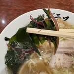 麺屋 ブラス - 潮らーめんにはワカメと海藻が入ってます
