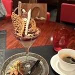 318553552 - 栗パフェ モンブラン仕立て 洋梨とカシスをアクセントに