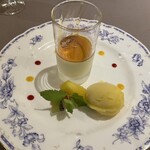 ラ・トリロジー - パンナコッタ カラメルソース マンゴーシャーベット添え