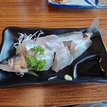 岡部ヤナ - ◯鮎の刺身
割と大きめな鮎の刺身

コリッとした食感で鮮度感もいい感じ
しかしわさびの量はかなり少なめじゃないか？

常識からいっても普通4倍位はいるだろ〜w
と非常識なおっさんが吠えてみる？（笑）