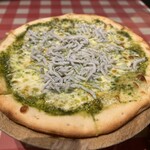 イタリアンダイニングDONA - シラスのピザ