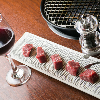 Enjoy rich Yakiniku (Grilled meat) with aged meat that goes well with red wine.