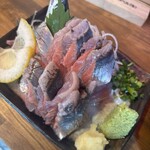 鮮度の極み 魚もつ - サンマ刺身。いい値段したけど満足！