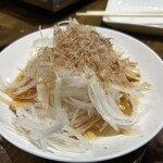 ハラミ家 笑源 - 玉ねぎサラダ