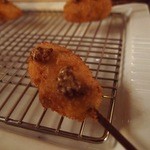 ワインと串揚げ こぱん - あぐー豚のヒレ肉，粒マスタードのせ